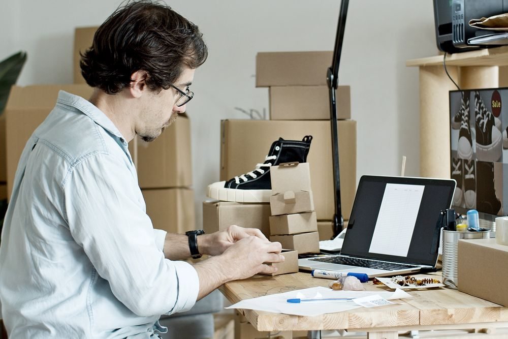 Emprendedor empacando pedidos de su tienda en línea