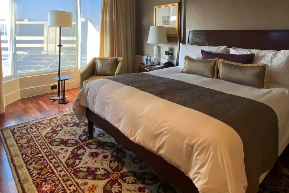 Habitación de hotel con cama king y vista